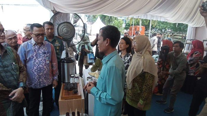 Kepala Perwakilan BI Babel Faturachman saat mengunjungi stan UMKM usai pembukaan Explore Babel 2023.