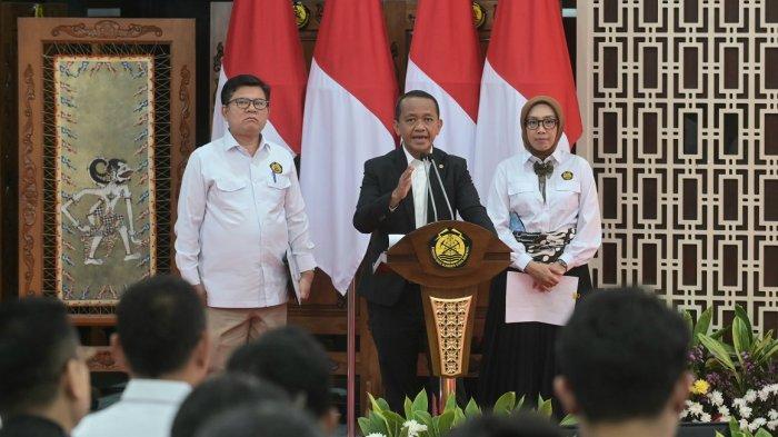Menteri Energi dan Sumber Daya Mineral (ESDM) Bahlil Lahadalia (tengah), Direktur Jenderal Ketenagalistrikan Kementerian ESDM Jisman P Hutajulu (kiri) dan Direktur Jenderal Energi Baru Terbarukan dan Konservasi Energi Kementerian ESDMN Eniya Listiani Dewi (kanan) ketika mengumumkan Rencana Usaha Penyediaan Tenaga Listrik (RUPTL) PLN 2025-2034 di Jakarta pada Senin (26/5).
