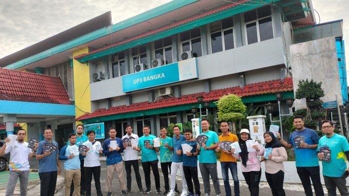 Muhammad Taufik Manager UP3 Bangka ( training putih ) berfoto bersama sebelum kegiatan dimulai.