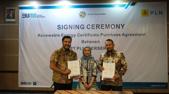 GM PLN UIW Babel menyaksikan penandatanaganan Berita Acara pembelian REC dari PT MSP kepada PLN. Dari kiri ke kanan : Direktur Goverment Relation PT MSP, Harwendro Adityo Dewanto, GM PLN UIW Babel, Dini Sulistyawati dan Manager PLN UP3 Bangka, Muhammad Isra