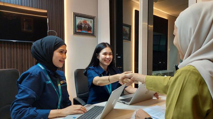 Ilustrasi pegawai PLN berdiskusi dengan mitra, mencerminkan upaya kolaboratif dalam memperkuat fundamental bisnis. Optimalisasi portofolio pembiayaan, efisiensi operasional, dan transformasi digital menjadi kunci di balik kinerja keuangan positif yang mengantarkan ke daftar Fortune Global 500.