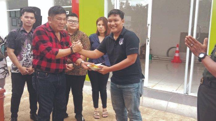 Pemberian Tumpeng secara simbolis oleh Direktur PT Belitung Energi Sejahtera  kepada tamu undangan
