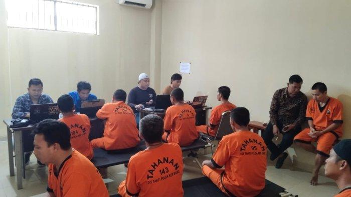 Pemeriksaan terhadap 11 tersangka kasus perusakan aset PT Foresta Lestari Dwikarya, Senin (2/10).