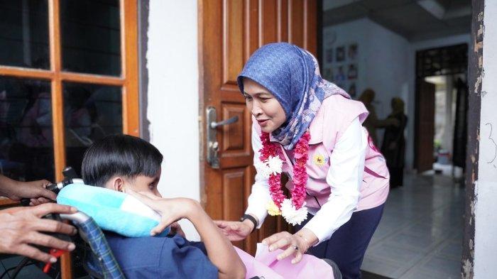 Momen kebersamaan Srikandi Champion PLN UIW Babel, Dini Sulistyawati dengan salah satu anak Belitung Child Development.