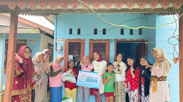 Penyerahan bantuan secara simbolis oleh Srikandi PLN kepada penerima bantuan, Ibu Not.