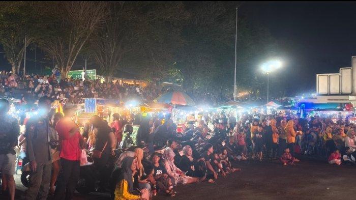 Suasana di Halaman Gedung Nasional Tanjungpandan untuk nobar malam final Indonesian Idol 2025 untuk mendukung Shabrina Leanor, Senin (12/5/2025) malam. 
--