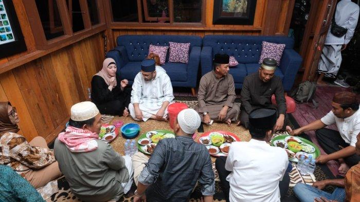 Syekh Ammar dan Sayyidah Amani bersiap Makan Malam Bedulang bersama Tuan Rumah dan Tamu