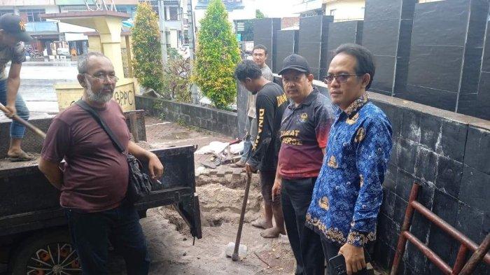 Tim dari Satpol PP, Dinas KUMKMPTK dan BPPRD Belitung meninjau penggalian di halaman KV Senang.