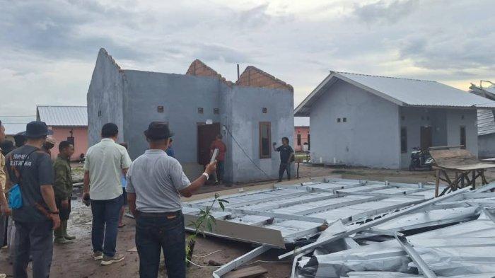 KUNJUNGAN - Wakil Ketua DPRD Babel, Beliadi mengunjungi lokasi bencana, di Kecamatan Gantung, Kabupaten Belitung Timur.