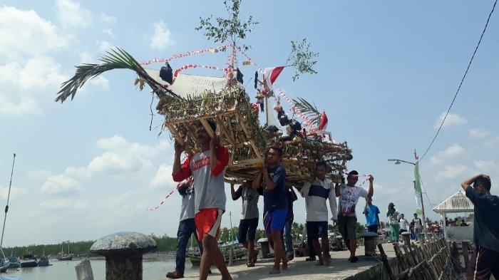 Tradisi Adat Muang Jong Atau Buang Jong Di Desa Juru Seberang, Kecamatan Tanjungpandan Kabupaten Belitung.