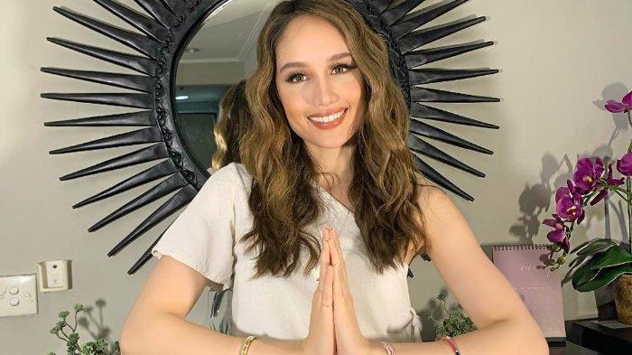 Cinta Laura bersama timnya membuka donasi untuk membantu perempuan kelompok rentan