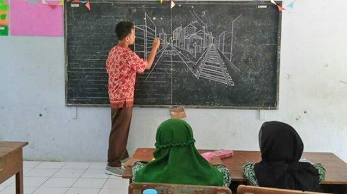 Gambar Guru Honorer SD di Papan Tulis Jadi Viral, Tapi Nggak Paham
