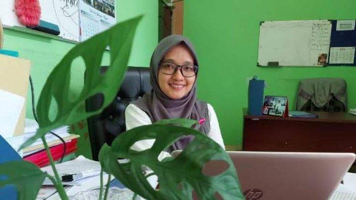 Kepala Divisi Sosialisasi, Pendidikan Pemilih, Partisipasi Masyarakat, dan Sumber Daya Manusia KPU Beltim Nur Asrikhah.