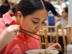 Obati Rasa Kangen Nagita Slavina ke Singapura Beli Mie dan Bakso ...