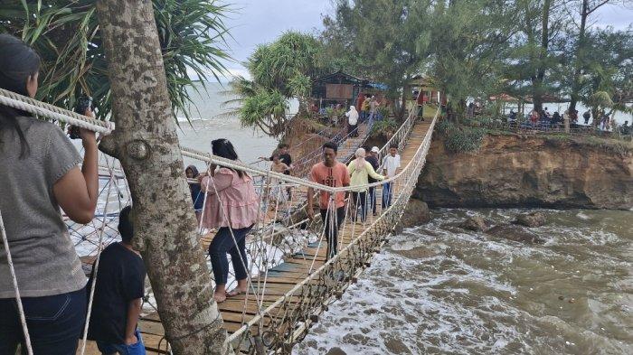 RAMAI - Wisata Pantai Sungai Suci Bengkulu Tengah ramai dikunjungi wisatawan saat libur lebaran, Jumat (4/4/2025). Dalam momen libur hari raya Idul Fitri 1446 Hijriah, Kabupaten Bengkulu Tengah menjadi salah satu pilihan utama masyarakat untuk berlibur.