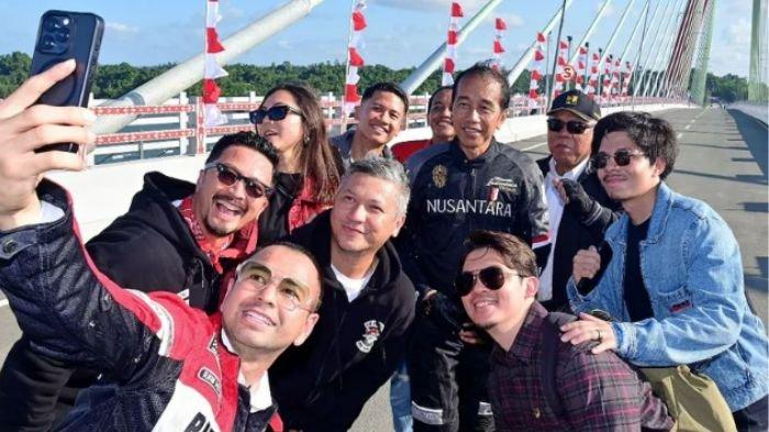 Jokowi berfoto bersama dengan influencer