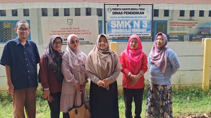 Siswa SMKN 3 Bengkulu Tengah berjalan melewati jalan berlumpur
