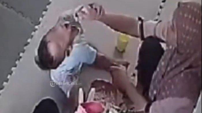 Tangkap layar video aksi keji pengasuh daycare di Medan aniaya balita.