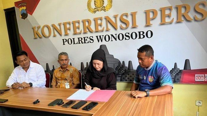 Ayu Sondakh saat dimediasi oleh Polres Wonosobo dengan pak guru Warsono.