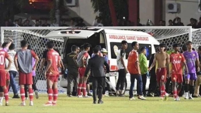 Ambulans masuk ke dalam lapangan untuk merawat wasit Eko Agus Sugih Harto yang dipukul pemain Sulteng, Rizki Saputra, dalam laga perempat final sepak bola PON 2024 di Stadion Dimurthala, Banda Aceh, Sabtu (14/9/2024).