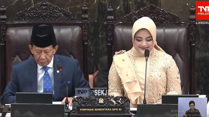 Annisa Maharani Alzahra Mahesa (kiri) saat Menjadi Pimpinan Sementara DPR RI