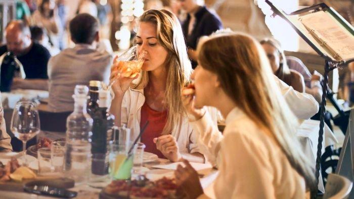 Ilustrasi orang sedang makan. Arti Mimpi Makan Ternyata Berkaitan Tentang Kebahagiaan yang Dialami Seseorang