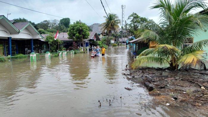 Rumah Warga Hancur, Gubernur Bengkulu Langsung Bantu Korban Banjir