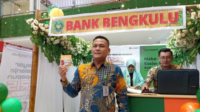 Pengunjung mengunjungi stan UMKM Bengkulu di Jakarta