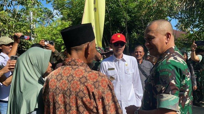 Momen Bupati Kaur, Gusril Pausi, saat meninjau langsung salah satu program TMMD ke-124 yaitu RTLH pada, Rabu (4/6/2025).