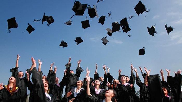 Ilustrasi mahasiswa menyelesaikan studi.