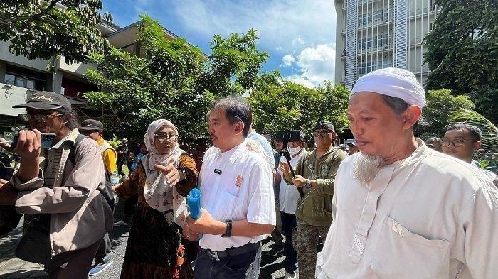 DEMO IJAZAH JOKOWI - Aksi unjuk rasa mengejutkan terjadi di lingkungan Universitas Gadjah Mada (UGM), Yogyakarta, pada Selasa (15/4/2025). Pakar telematika dan mantan Menpora, Roy Suryo, akhirnya angkat bicara terkait kontroversi ijazah Presiden Joko Widodo.