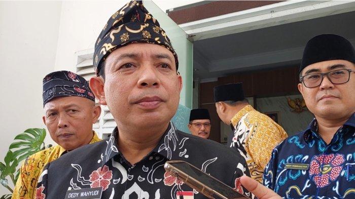 Walikota Bengkulu Dedy Wahyudi, Kamis (15/5/2025). Ia merespon terkait rekomendasi dari Fraksi PAN DPRD Kota Bengkulu mengenai usulan pergantian Direktur Utama dan Dewan Pengawas Perumdam Tirta Hidayah yang disampaikan oleh salah satu fraksi PAN DPRD Kota Bengkulu.
