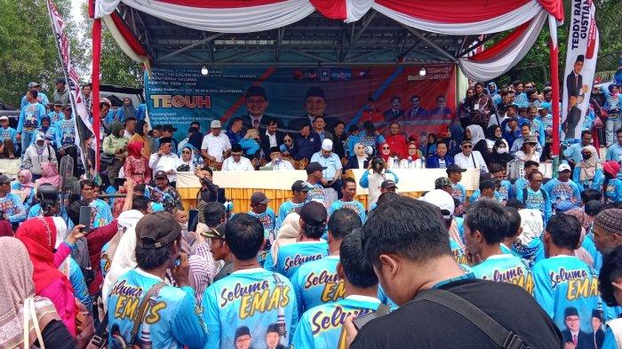 Deklarasi pasangan Bacabup Teddy Rahman-Gustianto di lapangan sepak bolah Kelurahan Lubuk Kebur Kecamatan Seluma sebelum mendaftar ke KPU Seluma, Rabu (28/8/2024)