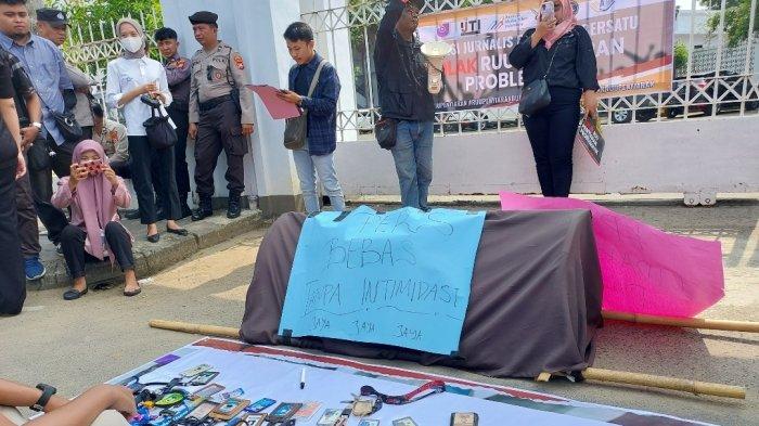 Koalisi Jurnalis Bengkulu Bersatu demo menolak  RUU Penyiaran Nomor 32 tahun 2002, tentang Penyiaran (versi Maret 2024),