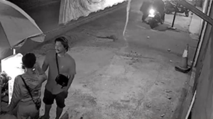 Tangkapan layar video viral penjual es teh dipalak pemuda ngaku anggota Karang Taruna.