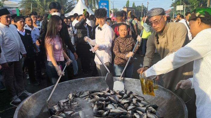 WILLIE SALIM MASAK BESAR - Tangkapan layar Willie Salim masak besar di Bengkulu, Rabu (09/04/2025). dilaporkan warga Palembang, Willie Salim malah masak 4,5 ton ikan di Kota Bengkulu.