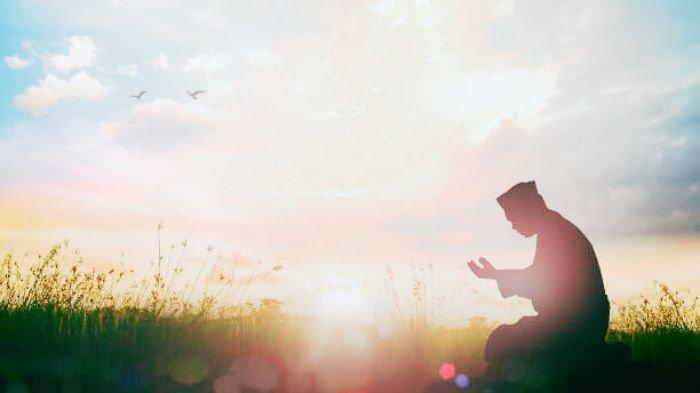 Ilustrasi orang berdoa. Doa Sholat Dhuha Agar Dimudahkan Rezeki dan Minta Jodoh Dalam Bahasa Arab Lengkap dengan Artinya