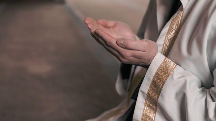 Ilustrasi orang muslim berdoa