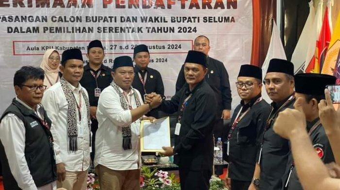 Pasangan Bacabup Seluma Erwin Octavian-Jonaidi SP saat menyerahkan berkas pendaftaran yang diterima langsung Ketua KPU Seluma Henri Arianda, Kamis (29/8/2024)