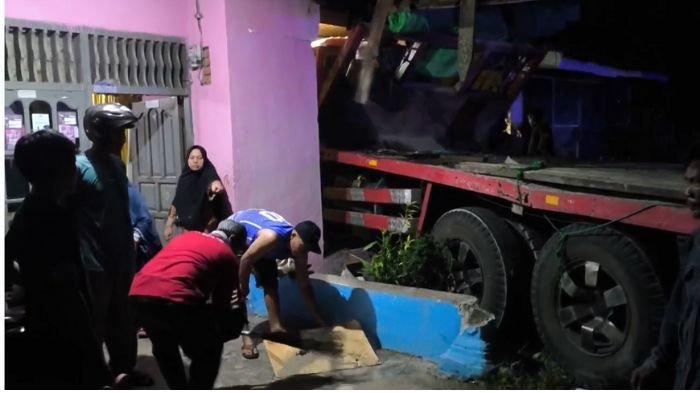 Foto truk tronton yang tabrak rumah warga di Bengkulu