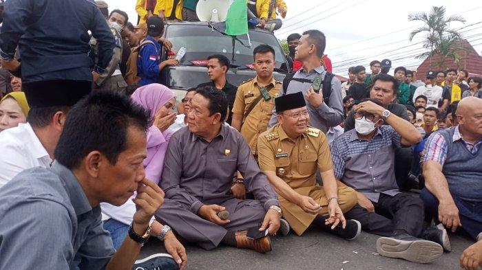 Gubernur Rohidin dan Anggota DPRD Provinsi Bengkulu menemui massa demo tolak kenaikan harga BBM di DPRD Provinsi Bengkulu, Selasa (13/9/2022).