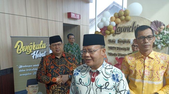 Kepala Dinas Perpustakaan dan Kearsipan Provinsi Bengkulu Meri Sasdi mendampingi Gubernur Bengkulu Rohidin Mersyah  saat launching buku 