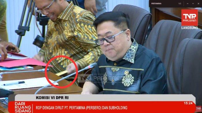 HERMAN KHAERON TERIMA AMPLOP - Tangkap layar YouTube TV Parlemen saat Herman Khaeron menerima amplop. Herman Khaeron disebut nekat terima amplop saat rapat karena terlalu polos. (TV Parlemen)