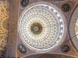 Empat medali menampilkan nama empat Khalifah Rasyidin pertama yang dirancang dengan indah, Abu Bakar (memerintah 632 - 634 M), Umar (634 - 644 M), Utsman (644 - 656 M) dan Ali (656 - 661 M) di Hagia Sophia, Istanbul.