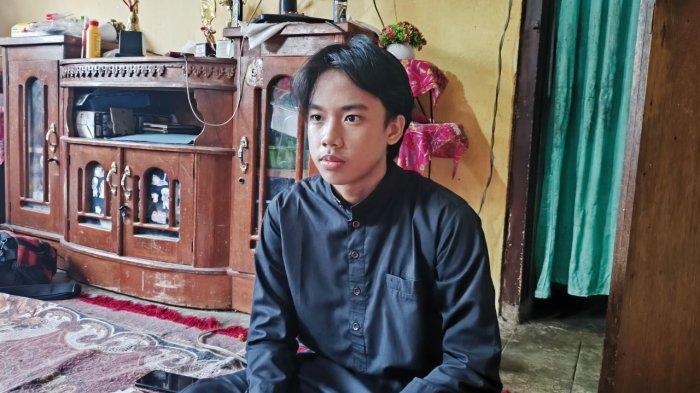 ANAK KULI LOLOS UI - Iqbal Rasyid saat ditemui TribunBengkulu.com di rumahnya Kamis (19/6/2025). Iqbal merupakan anak kuli bangunan yang lulus Fakultas Kedokteran (FK) Universitas Indonesia (UI) dan sempat didatangi langsung oleh Wakil Dekan FK UI.