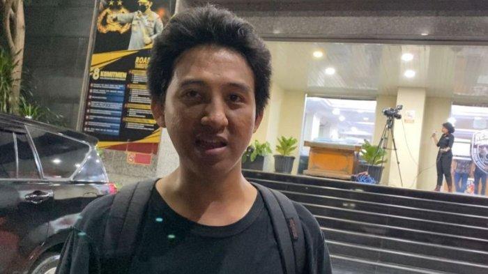 Asisten pengacara publik LBH Jakarta sekaligus anak penyanyi Machica Mochtar, Iqbal Ramadhan (28), saat ditemui di Polda Metro Jaya, Jumat (23/8/2024).