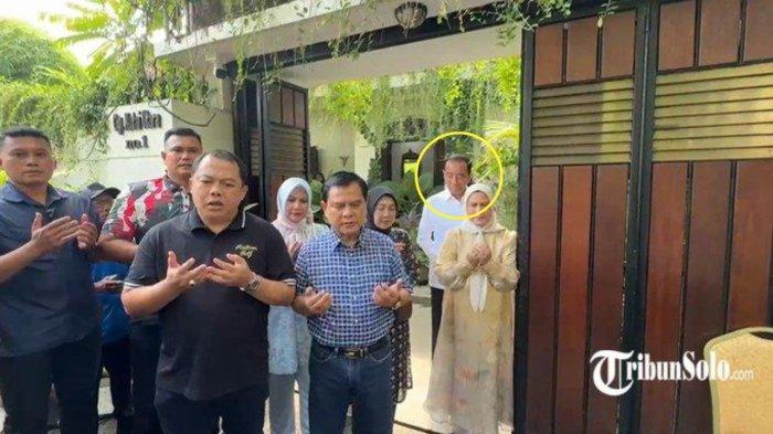 JOKOWI ULTAH - Presiden ke-7 RI Joko Widodo (Jokowi) saat berada di depan kediamannya, Sumber, Solo, Sabtu (21/6/2025). Pada tanggal 21 Juni ini, Jokowi merayakan ulang tahunnya yang ke-64. Jokowi merayakan ulang tahun dengan cara sederhana yakni menggelar syukuran tumpeng bersama keluarga dan masyarakat yang datang ke kediamannya. 


Artikel ini telah tayang di TribunSolo.com dengan judul Momen Jokowi Doa Bareng Ditemani Iriana & 3 Adik Perempuan di Solo saat Rayakan Ultah Bareng Warga, https://solo.tribunnews.com/2025/06/21/momen-jokowi-doa-bareng-ditemani-iriana-3-adik-perempuan-di-solo-saat-rayakan-ultah-bareng-warga.
Penulis: Andreas Chris Febrianto | Editor: Vincentius Jyestha Candraditya