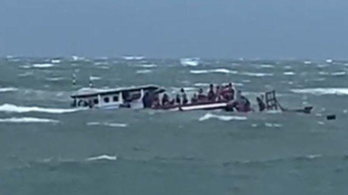 KAPAL KARAM - Tangkap layar video kapal wisatawan Pulau Tikus, Bengkulu, karam. Sebuah video yang memperlihatkan kapal wisatawan dari Pulau Tikus, Kota Bengkulu, karam akibat dihantam angin kencang beredar luas di media sosial pada Minggu sore (11/5/2025).