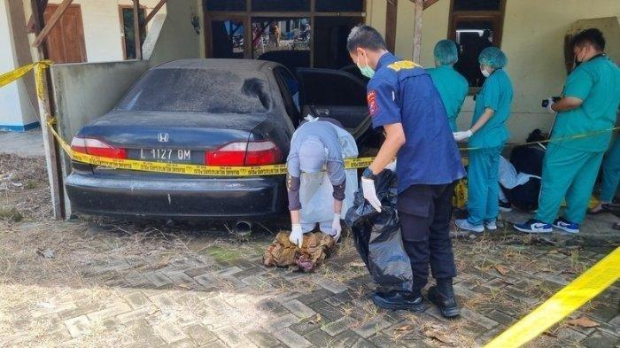 KERANGKA MANUSIA - Tulang kerangka manusia ditemukan di dalam mobil Honda Civic yang terparkir di Aspol Polsek Ujungpangkah, Polres Gresik, Senin (10/3/2025) siang. Polisi masih mendalami asal usul dan identitas mayat tersebut. (TribunJatim.com/Willy Abraham)