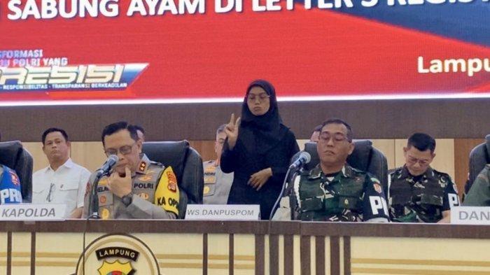 KONFERENSI PERS POLDA LAMPUNG - Konferensi pers terkait penetapan tersangka oknum TNI penembak 3 polisi. Pernyataan dari pihak TNI soal setoran judi sabung ayam kini justru memicu polemik baru.  (KOMPAS.com/TRI PURNA JAYA)
